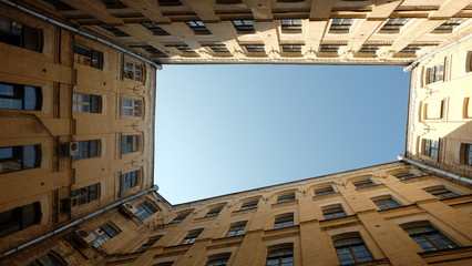 The courtyard that rises up to the blue sky.