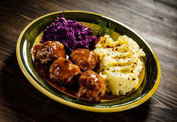 Roasted meatballs, mashed potatoes and vegetables 