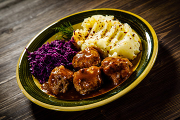Roasted meatballs, mashed potatoes and vegetables 