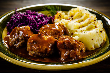 Roasted meatballs, mashed potatoes and vegetables 