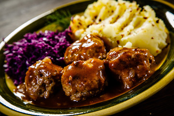 Roasted meatballs, mashed potatoes and vegetables 