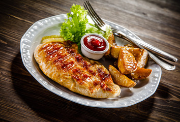 Grilled chicken fillet and vegetables 