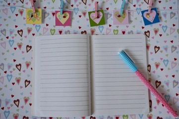 Cuaderno para san valentin. Corazones colgados