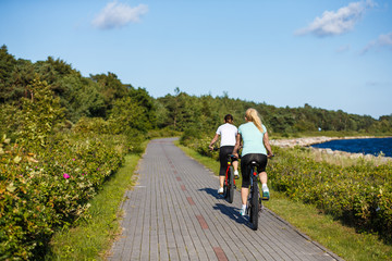 Obraz premium Women riding bicycles 