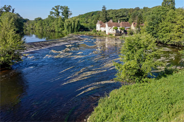 Maisons au bord de la rivière à Chauvigny dans la Vienne en France