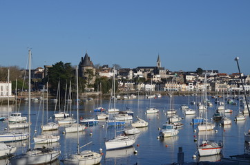 Fototapeta na wymiar Ville de Pornic, port de plaisance, chateau, église