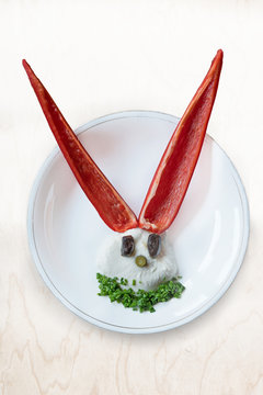 Osterhasengesicht aus Mozzarella und Paprika