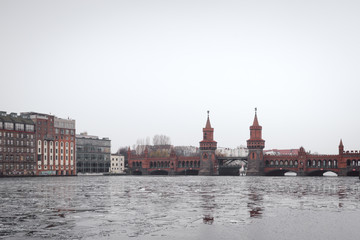 Naklejka premium oberbaumbridge over spree river in Berlin city