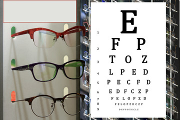 Okulary i tablica do sprawdzania wzroku u okulisty.