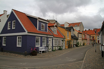 Fototapeta na wymiar Bunte Häuser in einer Nebestraße