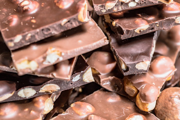 Nuss Schokolade mit ganzen Haselnüssen - Close up