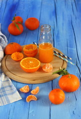 Bottiglietta di vetro con succo d'arancia e agrumi sparsi