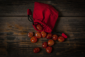 Runy wysypane z czerwonego woreczka © Waldek Pietrzak