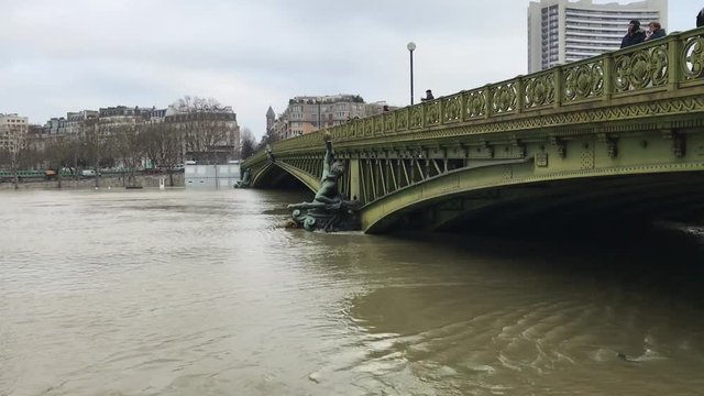 Crue de la Seine sous le pont Mirabeau à Paris