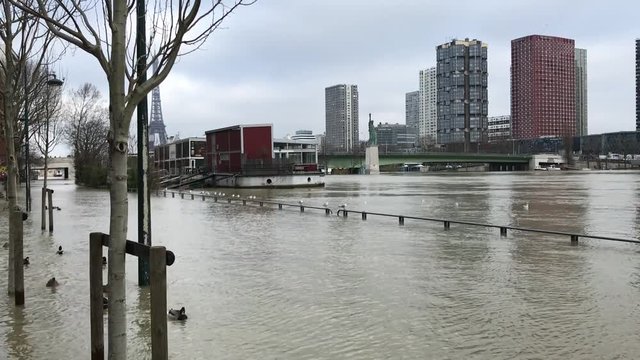 Quai de Seine inondée, crue de la Seine à Paris
