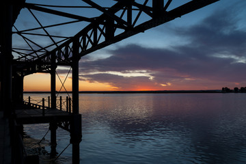 Puesta de sol desde el muelle del Tinto en Huelva