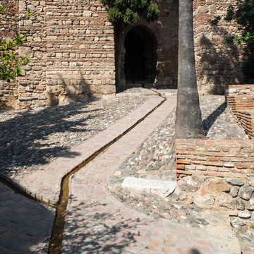 Canal de desague en antigua construccion mozarabe