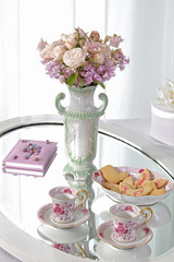 Zarter Fr&uuml;hlingsstrau&szlig; mit Rosen