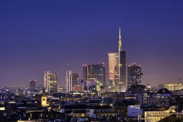 Fotobehang Milaan De skyline van Milaan bij nacht, nieuwe wolkenkrabbers met gekleurde lichten. Italiaans landschapspanorama.