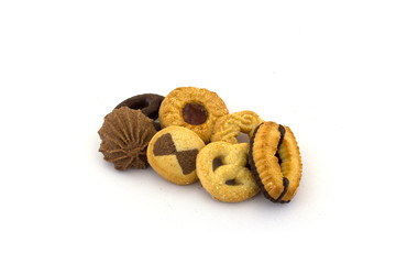 verschiedene kekse auf einem weissen hintergrund