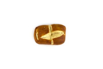 ein laugenbrötchen auf einem weissen hintergrund