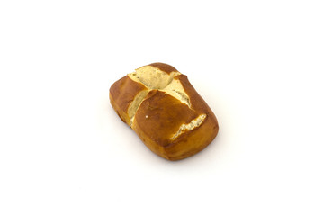 ein laugenbrötchen auf einem weissen hintergrund
