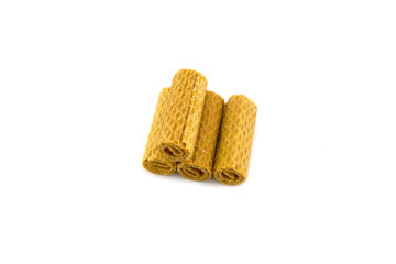 mehrere waffelröllchen auf einem weissen hintergrund
