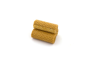 mehrere waffelröllchen auf einem weissen hintergrund
