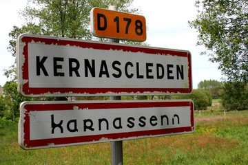 Le panneau du village de Kernascléden (Bretagne, Morbihan)