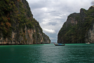 Naklejka premium longtail tour boat near phi phi island in Thailand
