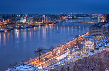 Fototapeta premium Budapest covered with snow in dusk