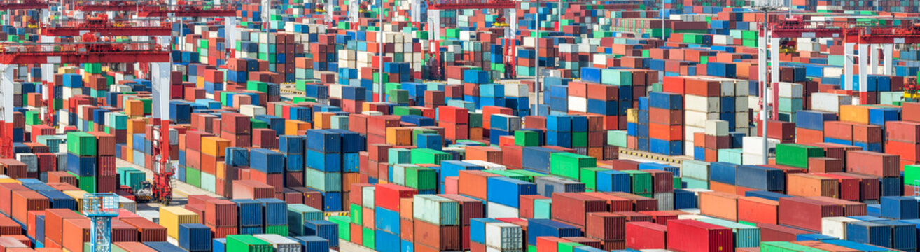 ISO Container im Hafen bereit für den Export mit dem Schiff