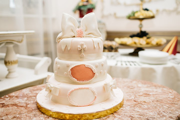 Obraz na płótnie Canvas big white wedding cake with pink roses on a white table