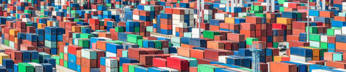 ISO Containter im Containerterminal bereit zum Verladen