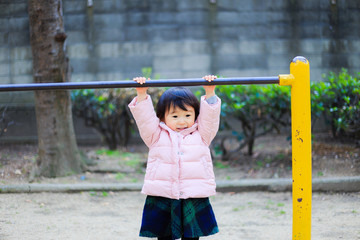 Fototapeta premium 公園遊んでいる子供