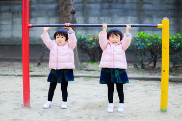 Fototapeta premium 公園遊んでいる子供