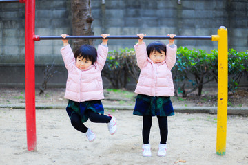 公園遊んでいる子供