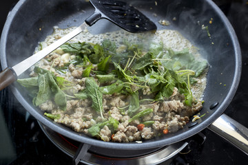 Stir-fried pork with basil leaves