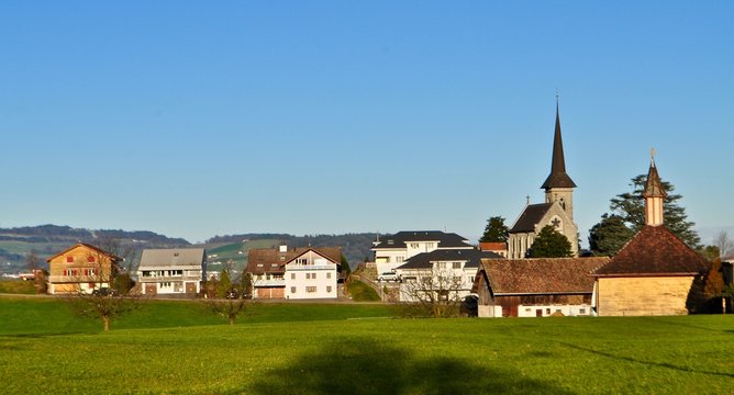 Dorf Arth Goldau am Zugersee mit Kirche im Kanton Schwyz, mit Wohnh&auml;user, Schweiz