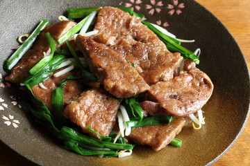 レバニラ炒め　Stir-fried pork liver and garlic chives