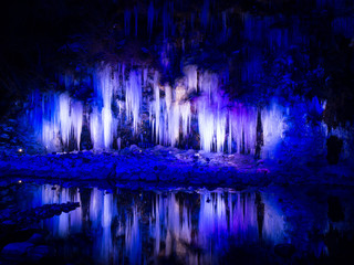 ライトアップされた三十槌の氷柱