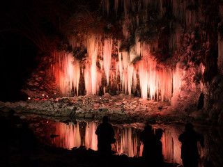 ライトアップされた三十槌の氷柱