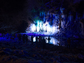 ライトアップされた三十槌の氷柱
