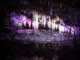 ライトアップされた三十槌の氷柱