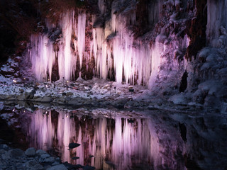 ライトアップされた三十槌の氷柱