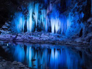 ライトアップされた三十槌の氷柱
