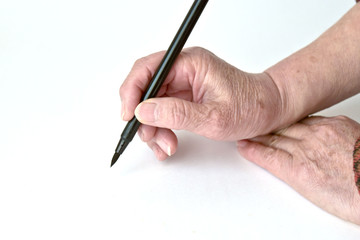 筆ペンを持つ女性
