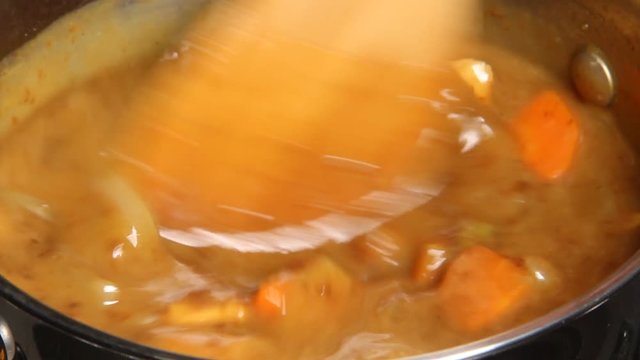 カレーを煮込む