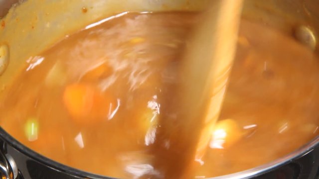 カレーを煮込む
