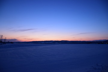 冬の北海道の夕暮れ